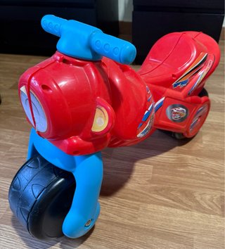 Moto de niño roja y azul