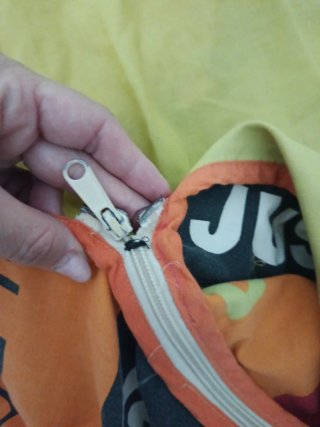 Saco nórdico naranja con letras