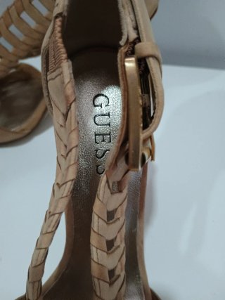 Sandalias Guess Piel Beige Tacon Alto Hebilla Dora