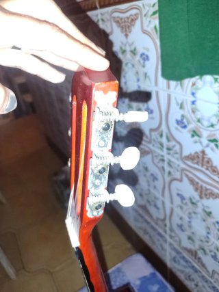 Guitarra infantil de madera