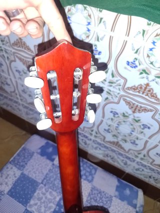 Guitarra infantil de madera