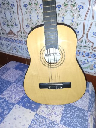 Guitarra infantil de madera