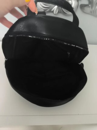Mochila negra sintética