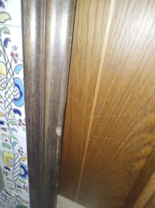 Cornice in legno con piastrelle dipinte