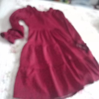 Vestido granate y negro cuello pico volantes