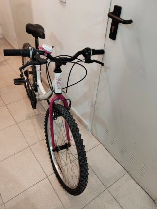 Bici de montaña blanca y rosa
