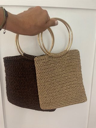 Bolso de mano tejido con asa dorada