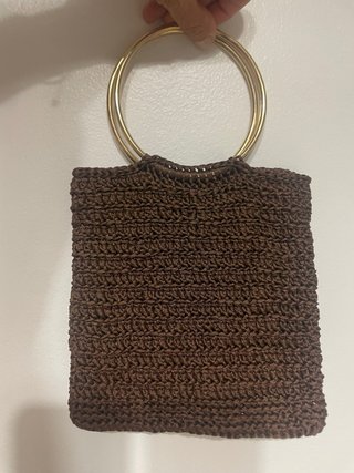 Bolso de mano tejido con asa dorada