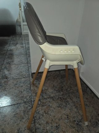 Trona infantil gris y madera
