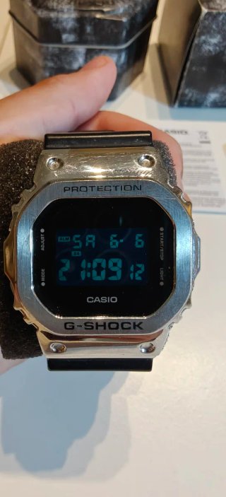 ORIGiNAL!! Casio G-Shock GM-5600U-1ER Plata/Negro