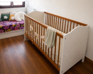 Cuna de madera para bebé con colchón