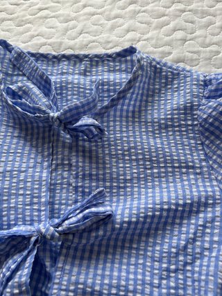 Blusa con nudos y peplum