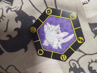 Cajita con cartas de Pokémon