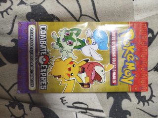 Cajita con cartas de Pokémon