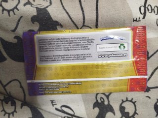 Cajita con cartas de Pokémon