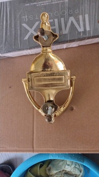 Llamador de puerta dorado