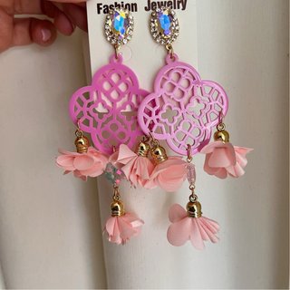 Pendientes largos rosa y dorado flamencao