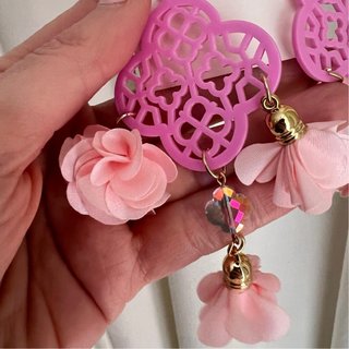Pendientes largos rosa y dorado flamencao