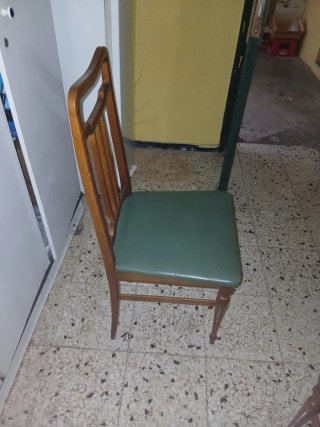 Seis sillas de madera maciza