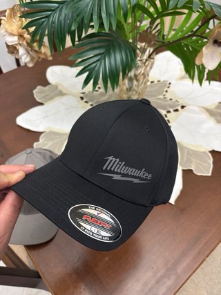 2 Cappelli Milwaukee Flexfit Taglia L-XL