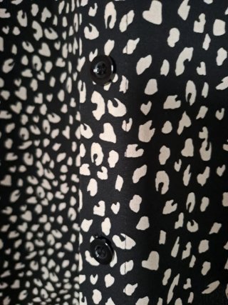 Camisa estampada negra y blanca