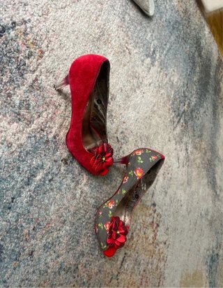 Zapatos de tacón rojos y florales