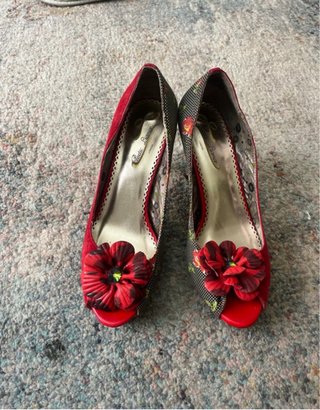 Zapatos de tacón rojos y florales