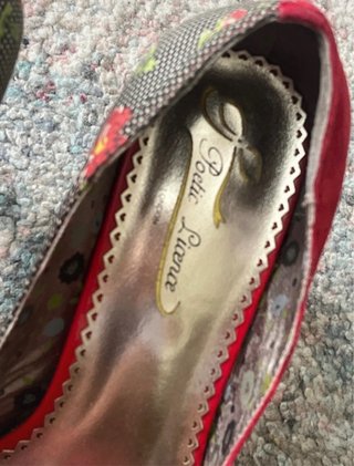 Zapatos de tacón rojos y florales