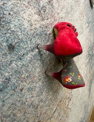 Zapatos de tacón rojos y florales