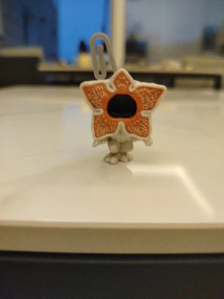 Figura Demogorgon Kinder Joy con pinza