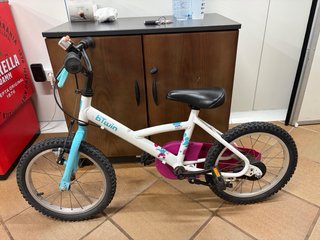 Bicicleta infantil Btwin blanca y rosa