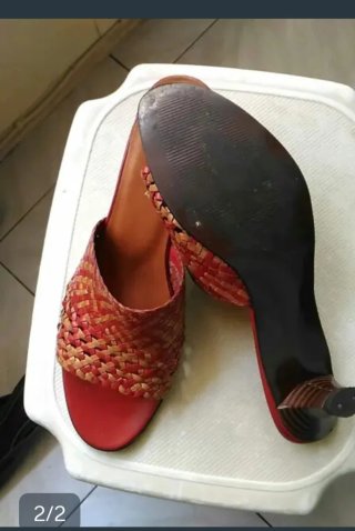 Sandalias de tacón tejidas rojas y doradas