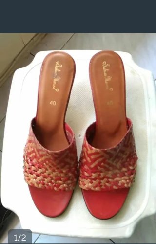 Sandalias de tacón tejidas rojas y doradas