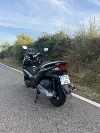 Kawasaki J300 Maxi Scooter Negra