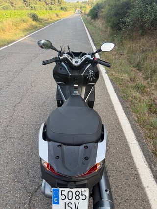 Kawasaki J300 Maxi Scooter Negra