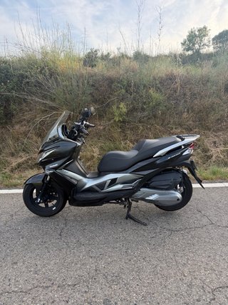 Kawasaki J300 Maxi Scooter Negra