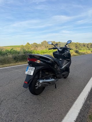 Kawasaki J300 Maxi Scooter Negra