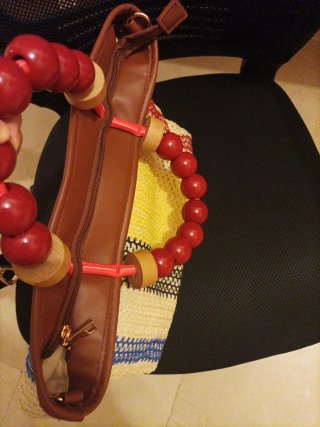 Bolso elegante multicolor con asas de cuentas
