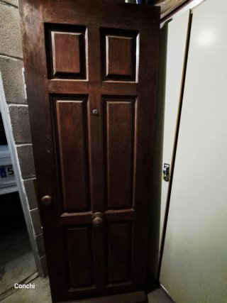 Puerta blindada madera oscura esta en Cantabria