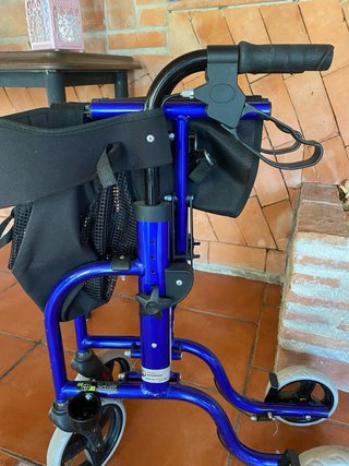 Andador taca-taca azul con asiento