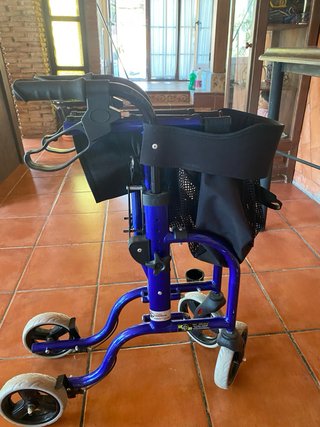 Andador taca-taca azul con asiento