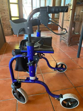 Andador taca-taca azul con asiento