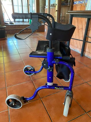Andador taca-taca azul con asiento