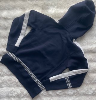 Sudadera azul y blanca con logo