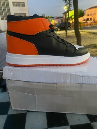 Zapatilla alta negra y naranja