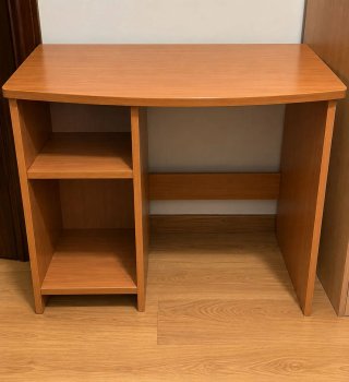 Escritorio de madera marrón