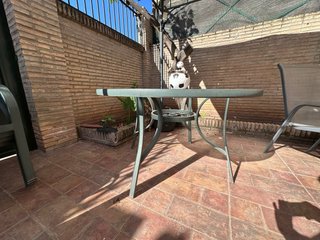 Mesa y 4 sillas de patio metálicas grises