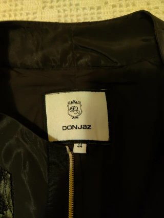 Chaqueta negra bordada talla 44