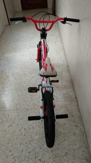 Bicicleta BMX Roja y Blanca