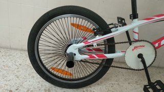 Bicicleta BMX Roja y Blanca